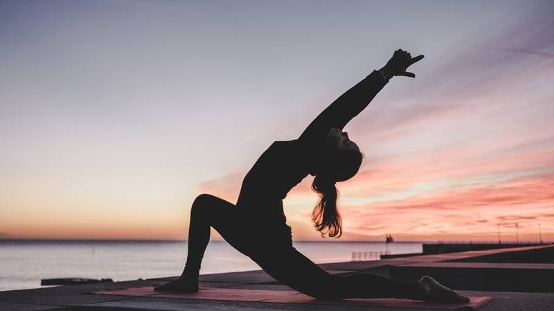 Posture de yoga au coucher du soleil
